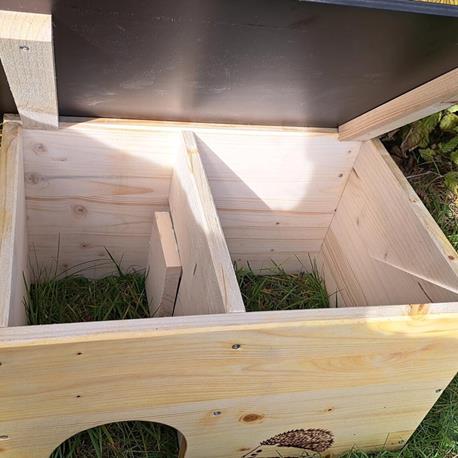 Holz-Igelhaus geöffnet