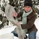Futtersäule im Winter befüllen mit der CJ Wildlife Futterschaufel